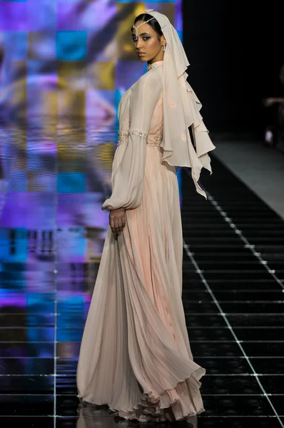 Laura ve Medni koleksiyon Moskova moda haftası sırasında