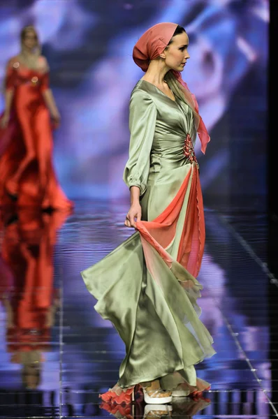 Laura ve Medni koleksiyon Moskova moda haftası sırasında