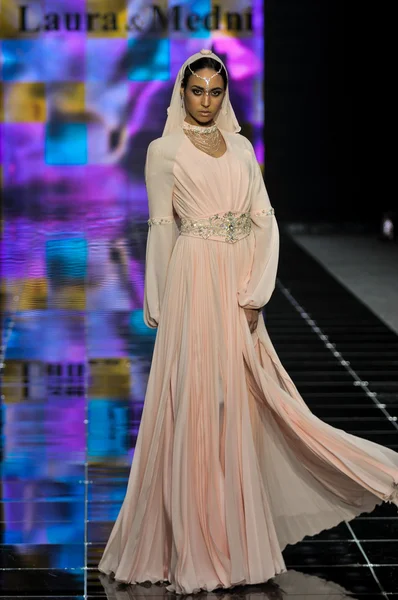 Laura ve Medni koleksiyon Moskova moda haftası sırasında