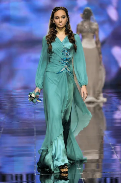 Laura ve Medni koleksiyon Moskova moda haftası sırasında