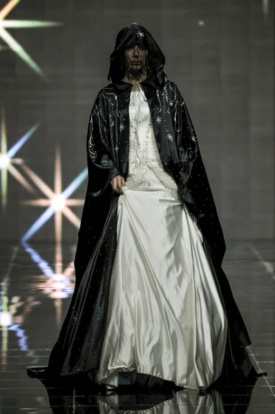 Laura ve Medni koleksiyon Moskova moda haftası sırasında