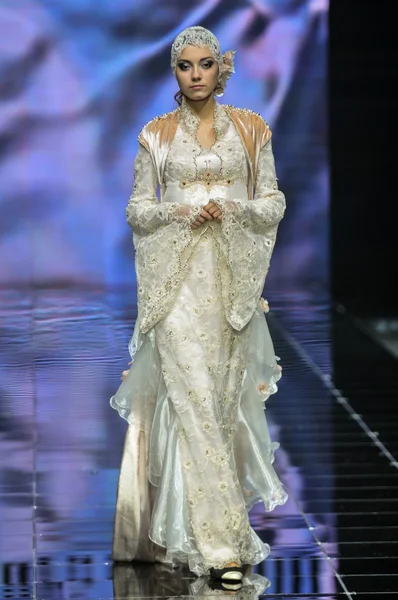 Laura ve Medni koleksiyon Moskova moda haftası sırasında