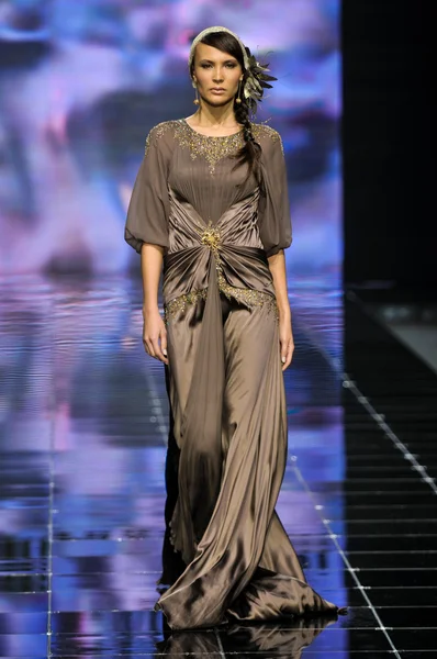 Laura ve Medni koleksiyon Moskova moda haftası sırasında