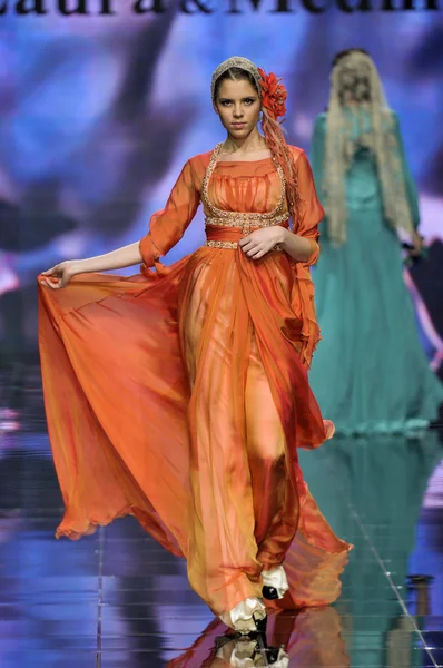 Laura ve Medni koleksiyon Moskova moda haftası sırasında