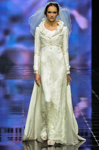 Laura ve Medni koleksiyon Moskova moda haftası sırasında