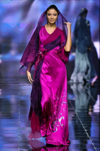 Laura ve Medni koleksiyon Moskova moda haftası sırasında