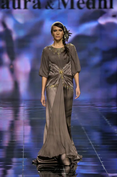 Laura ve Medni koleksiyon Moskova moda haftası sırasında