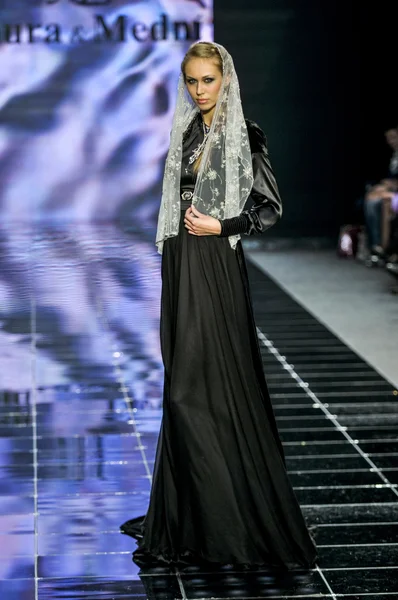 Laura ve Medni koleksiyon Moskova moda haftası sırasında