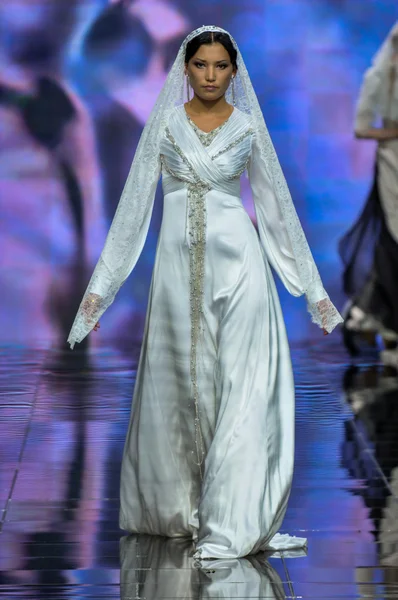 Laura ve Medni koleksiyon Moskova moda haftası sırasında