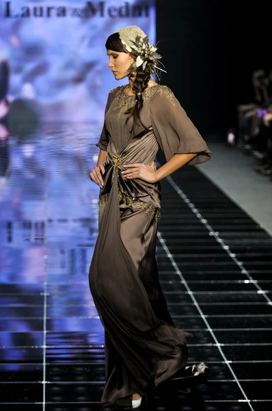 Laura ve Medni koleksiyon Moskova moda haftası sırasında