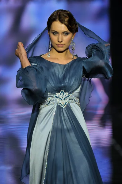 Laura ve Medni koleksiyon Moskova moda haftası sırasında