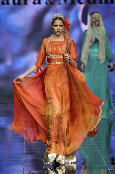 Laura ve Medni koleksiyon Moskova moda haftası sırasında