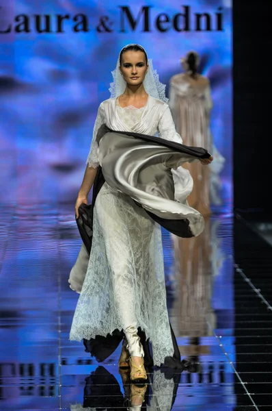Laura ve Medni koleksiyon Moskova moda haftası sırasında