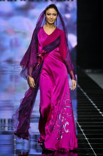 Laura ve Medni koleksiyon Moskova moda haftası sırasında