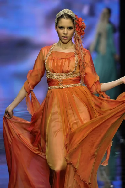 Laura ve Medni koleksiyon Moskova moda haftası sırasında