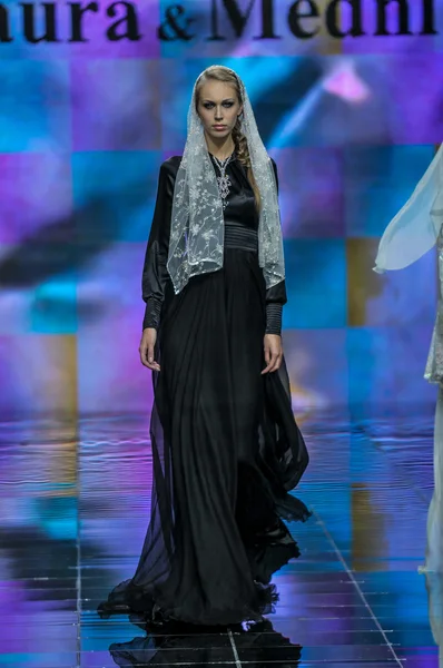 Laura and Medni Collection during Moscow Fashion Week — Stockfoto