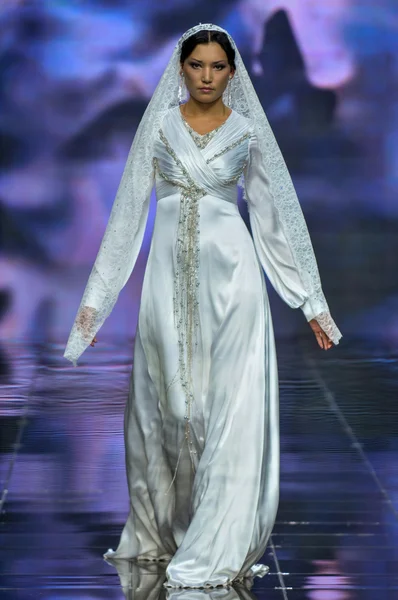 Laura ve Medni koleksiyon Moskova moda haftası sırasında