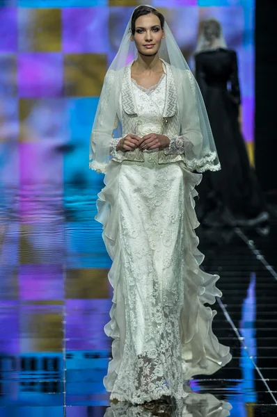 Laura ve Medni koleksiyon Moskova moda haftası sırasında