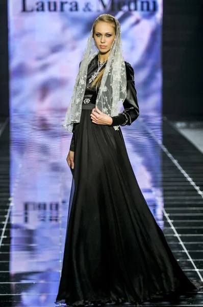 Colección Laura y Medni durante la Semana de la Moda de Moscú — Foto de Stock