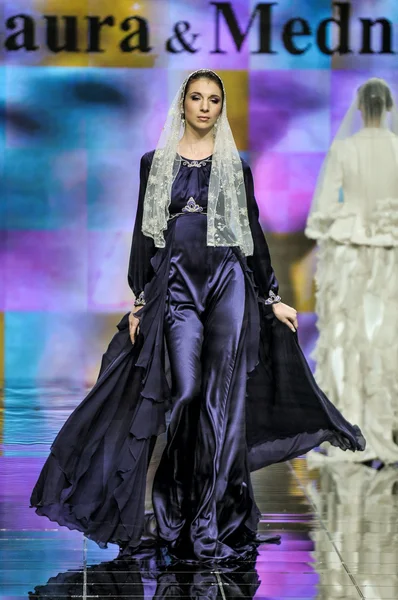 Laura ve Medni koleksiyon Moskova moda haftası sırasında