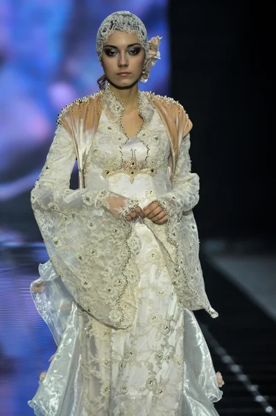 Laura ve Medni koleksiyon Moskova moda haftası sırasında