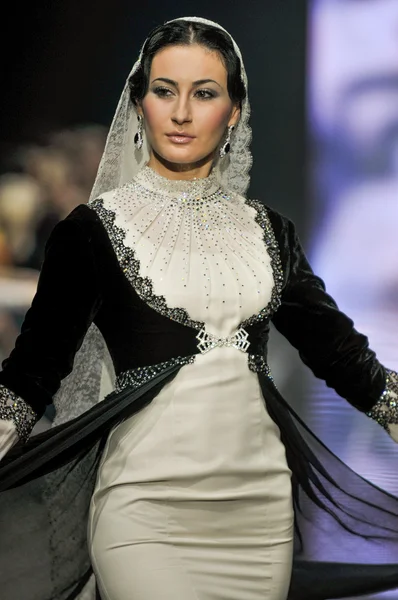 Laura ve Medni koleksiyon Moskova moda haftası sırasında