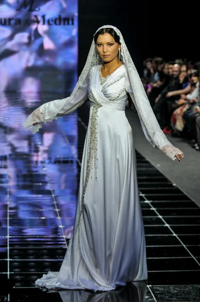 Laura ve Medni koleksiyon Moskova moda haftası sırasında