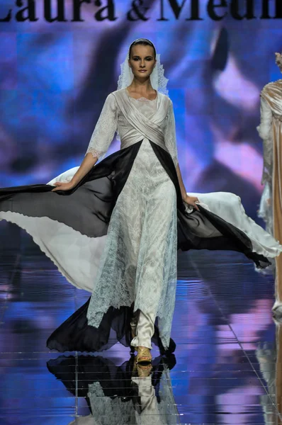 Laura ve Medni koleksiyon Moskova moda haftası sırasında