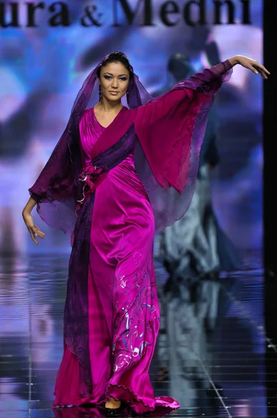 Laura ve Medni koleksiyon Moskova moda haftası sırasında