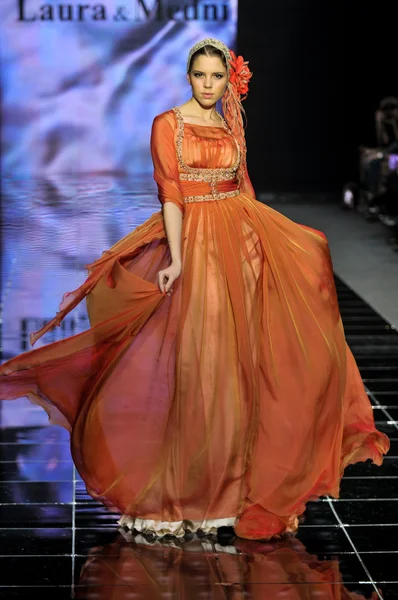 Laura ve Medni koleksiyon Moskova moda haftası sırasında
