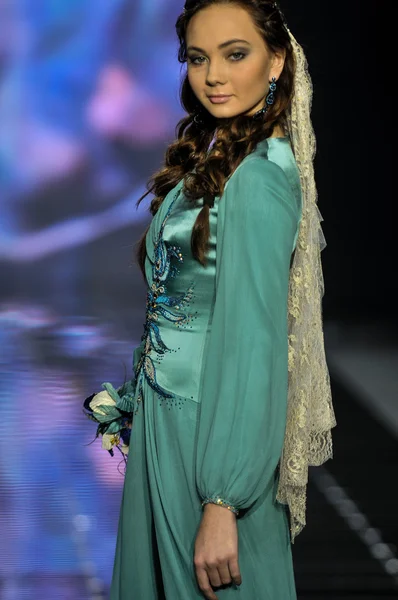 Laura ve Medni koleksiyon Moskova moda haftası sırasında 