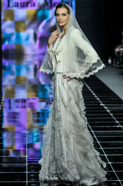 Laura ve Medni koleksiyon Moskova moda haftası sırasında 