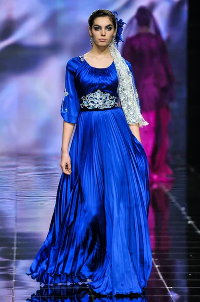 Laura ve Medni koleksiyon Moskova moda haftası sırasında 