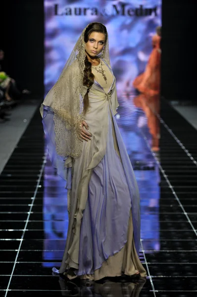 Laura ve Medni koleksiyon Moskova moda haftası sırasında 