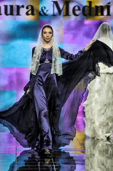 Laura ve Medni koleksiyon Moskova moda haftası sırasında 
