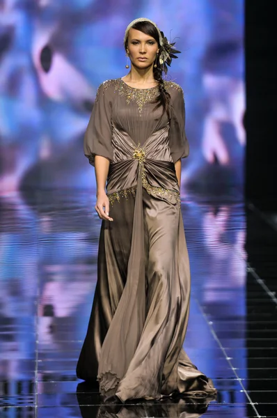 Laura ve Medni koleksiyon Moskova moda haftası sırasında 