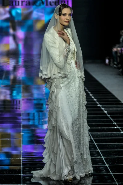 Laura ve Medni koleksiyon Moskova moda haftası sırasında 