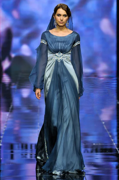 Laura ve Medni koleksiyon Moskova moda haftası sırasında 