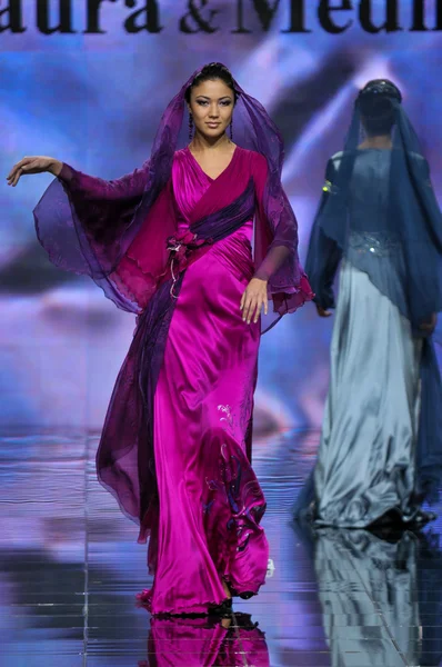 Laura ve Medni koleksiyon Moskova moda haftası sırasında 