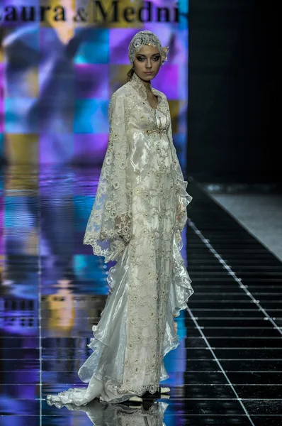 Laura ve Medni koleksiyon Moskova moda haftası sırasında 