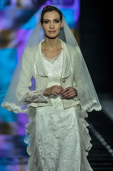 Laura ve Medni koleksiyon Moskova moda haftası sırasında 