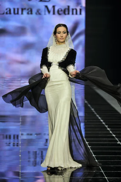 Laura ve Medni koleksiyon Moskova moda haftası sırasında 