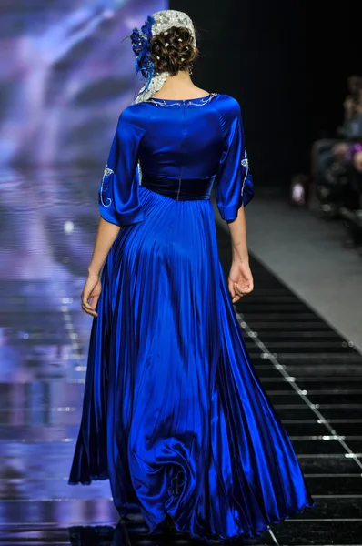 Laura ve Medni koleksiyon Moskova moda haftası sırasında 