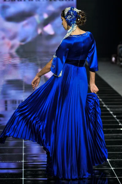 Laura ve Medni koleksiyon Moskova moda haftası sırasında 