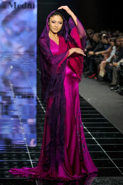 Laura ve Medni koleksiyon Moskova moda haftası sırasında 