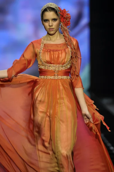 Laura ve Medni koleksiyon Moskova moda haftası sırasında 