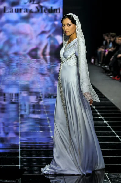 Laura ve Medni koleksiyon Moskova moda haftası sırasında 