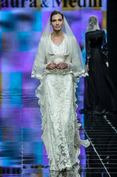 Laura ve Medni koleksiyon Moskova moda haftası sırasında 