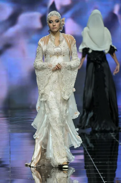 Laura ve Medni koleksiyon Moskova moda haftası sırasında 