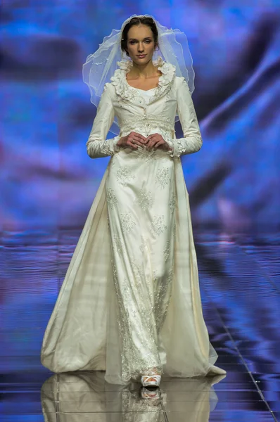 Laura ve Medni koleksiyon Moskova moda haftası sırasında 